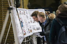 910627 Afbeelding van bezoekers van de informatieavond over de toekomstplannen van de Bibliotheek Utrecht, in de hal ...